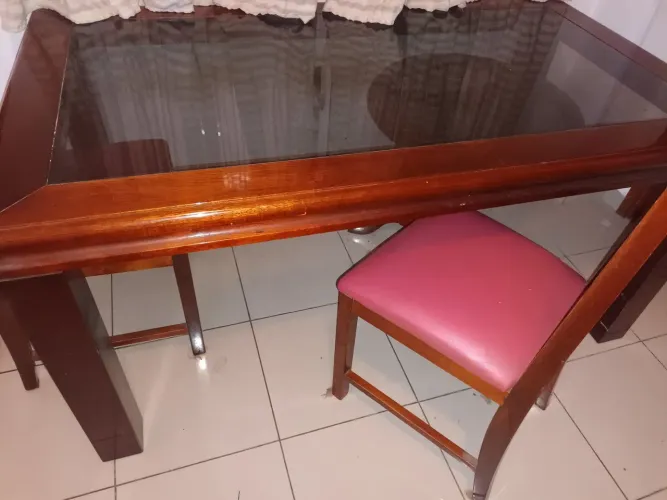 Mesa de jantar com 6 cadeiras .