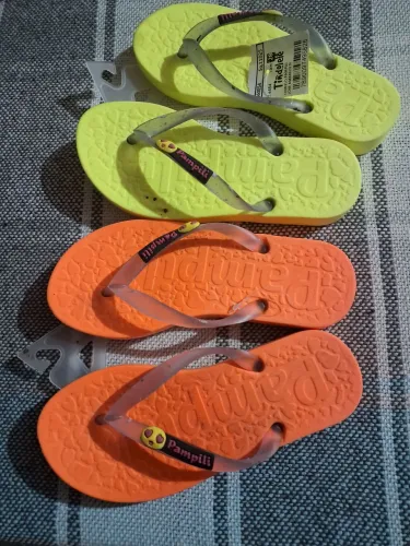 Combo(38,00)dois chinelos nº28nas cores laranja e amarelo para combinar com os maiôs....
