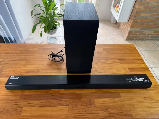 Soundbar LG SK4D Bluetooth com Subwoofer - Som Potente