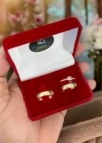 Conjunto Anel Cravejado de Zircônia + Alianças de Prata 4,5mm Banhadas a Ouro