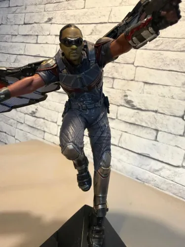 Estátua Falcão Escala 1/10 - Iron Studios Ed Limitada (Usado)