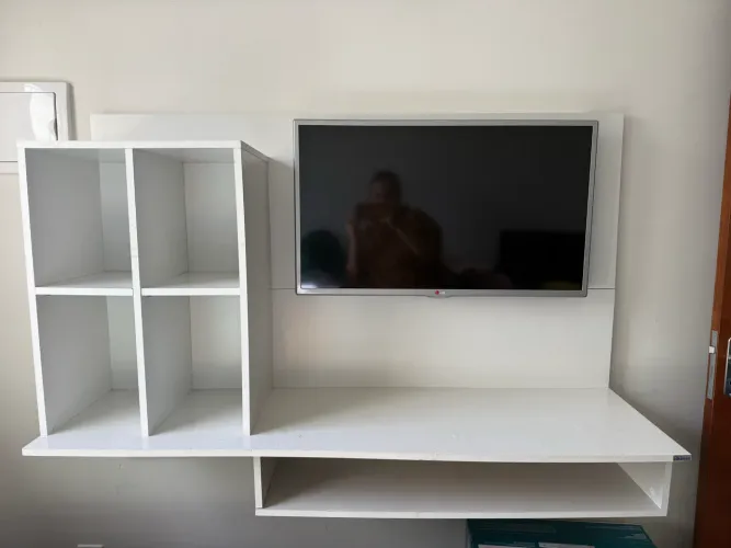 Escrivaninha suspensa com painel para TV até 32? - Albatroz Móveis