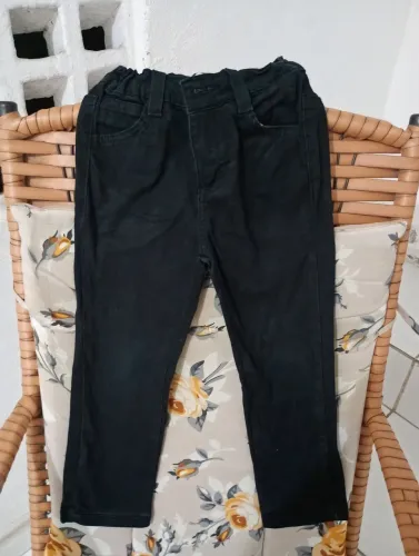 Calça preta de brim infantil