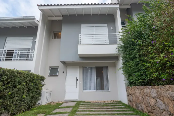 Casa 3 quartos em condomínio fechado no Sambaqui.