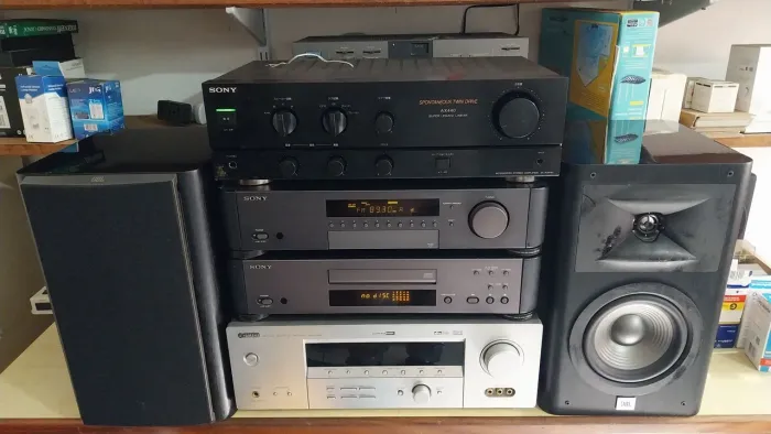 Conjunto de som hi-end 50watts por canal Sony e caixas jbl studio 230 ampl. AX.440 CD CD.t