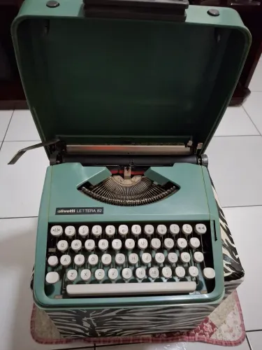 Máquina de escrever/datilografia Lettera82 Olivetti