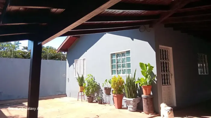 Casa com bastante quintal calçado