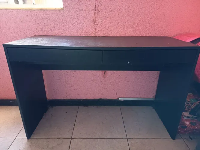 Escrivaninha preta com gavetas