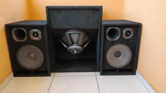 Caixa T18, duas caixas trio e amplificador