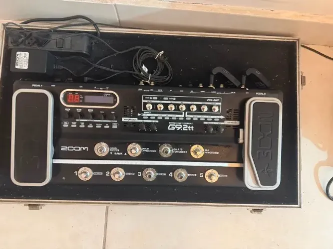 Vendo kit completo de guitarra, pronto para tocar ou gravar! Sou o único dono desta pedale