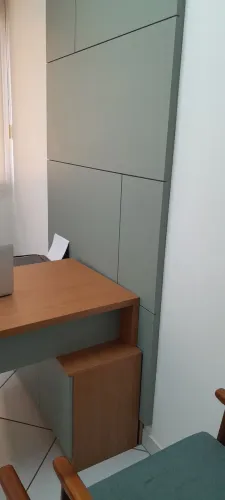 Mesa de escritório com armário e painel