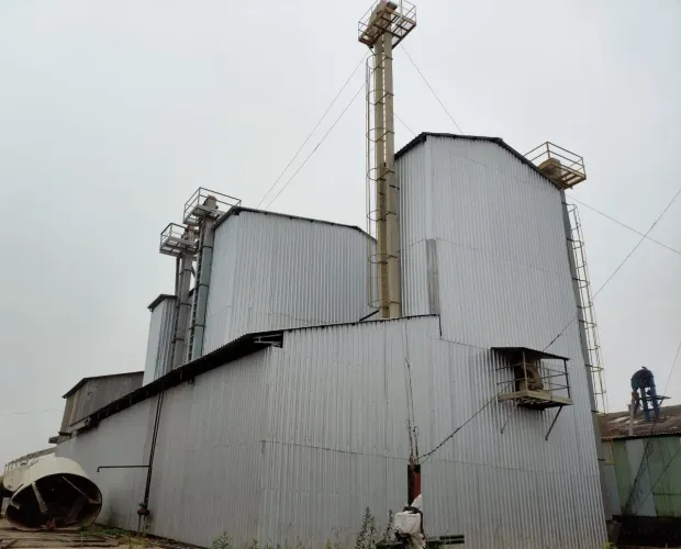 Fabrica de ração farelada montada funcionando elevador misturador moinho Silo moega
