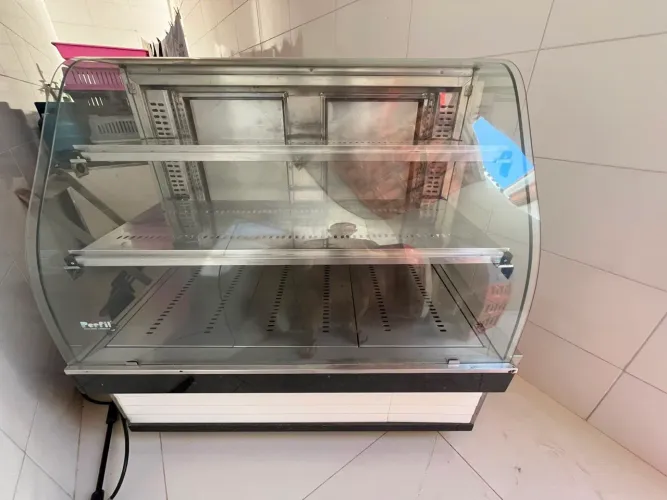 Balcão Expositor Refrigerado Vitrine Vidro Curvo + Tampo em Granito / Mdf Amadeirado