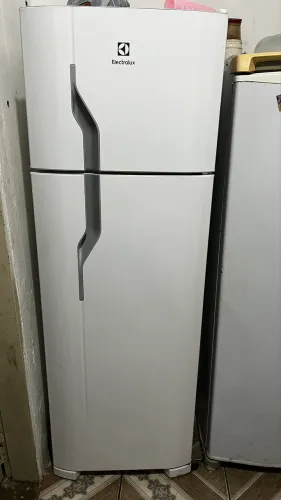 Vende se uma geladeira