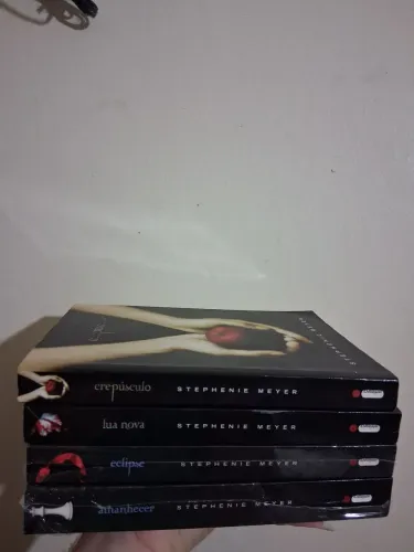 Box - Crepúsculo comoleto, contendo os 4 ícones da saga