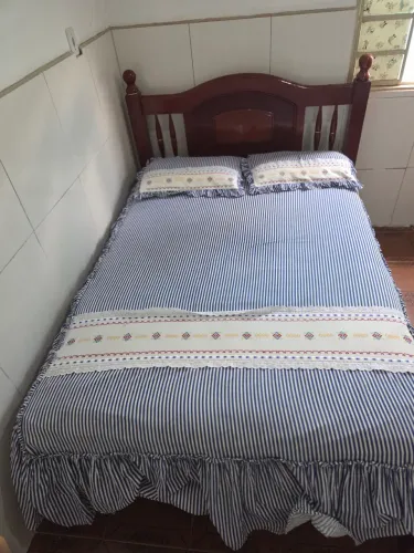 Cama de casal de Madeira + Colchão com forro de zíper incluso.so