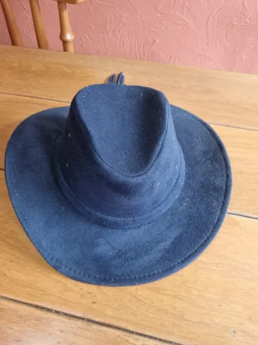 Cinco Chapéus e um bonés semi novos