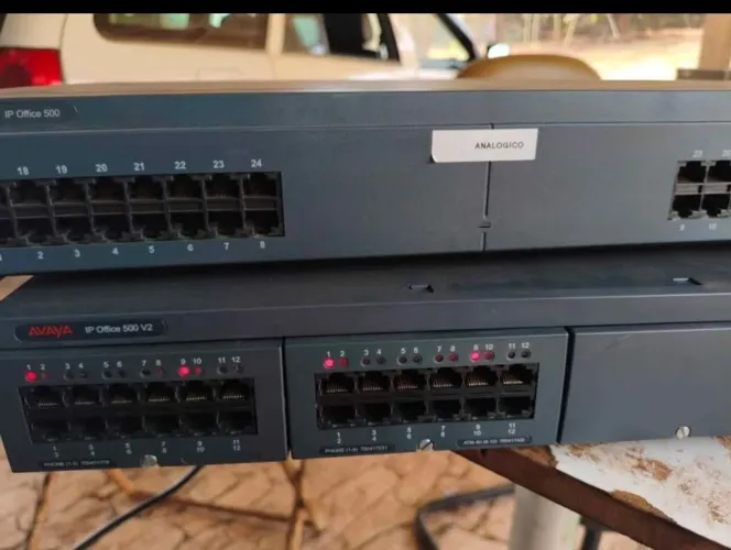 unidades de controle e módulos de expansão do sistema Avaya IP Office 500 V2. 