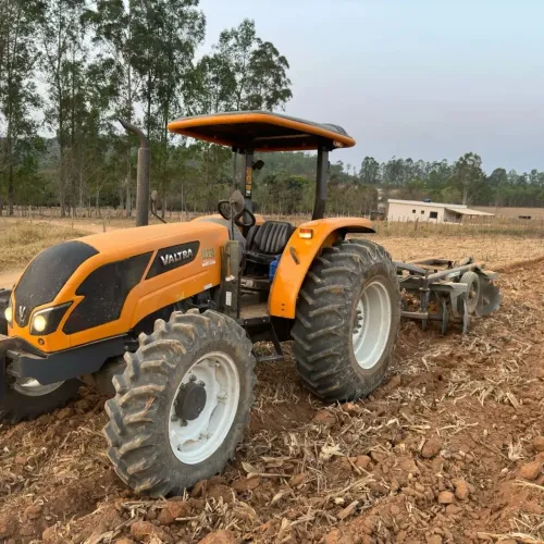 TRATOR AGRÍCOLA VALTRA