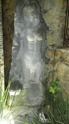 Deusa de pedra de 160 cm importado de Bali raridade peça única