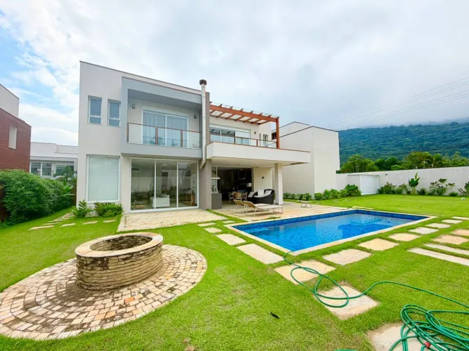 Casa à Venda na Praia de Maresias frente ao mar em condomínio fechado