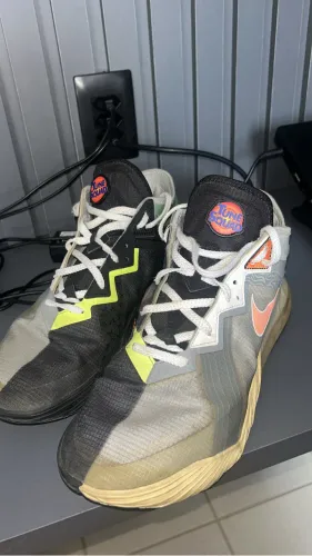Tênis Lebron 18 Looney Tunes