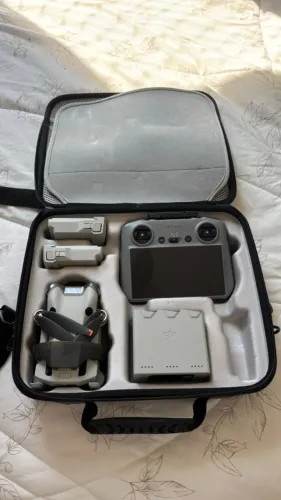 DJI Mini 4 Pro com controle RC 2, 2 baterias, hub e bolsa