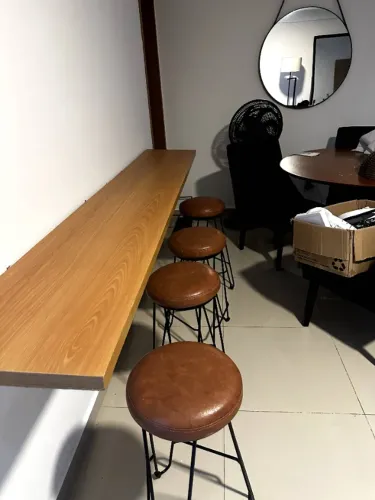 Conjunto com 4 Banquetas e Mesa/Bancada de Apoio