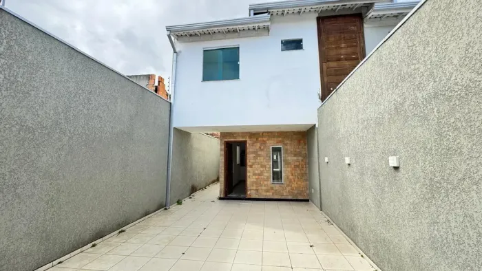 Casa Duplex à Venda - Bairro Dinah Borges