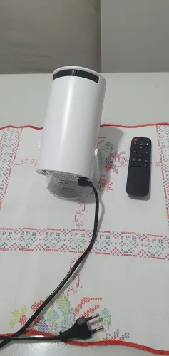 Projetor HY300 seminovo, usado pouquíssimas vezes.