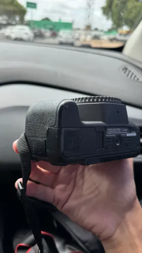 Vende - se Canon SL2 