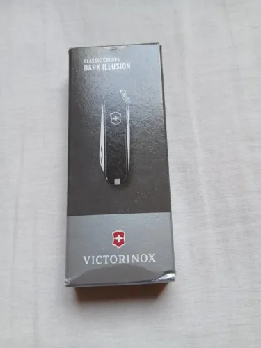 Canivete Victorinox preto, na caixa.