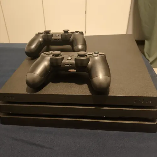 PS4 Pro + 2 controles