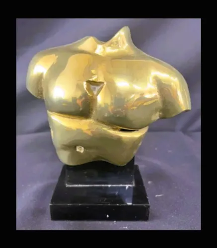 Escultura de bronze representando busto masculino com suporte acrílico preto*