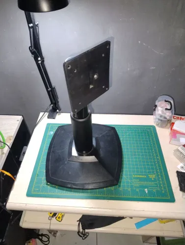 Base E Pedestal Monitor Vesa (75/100mm) c/ Ajuste De Altura E Inclinação