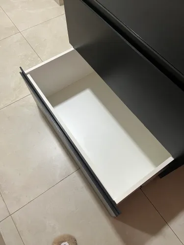 Cômoda ou criado preto com duas gavetas grande.