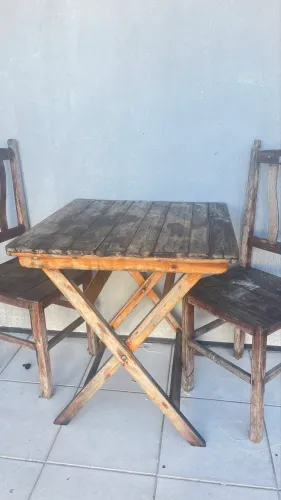 Mesa de madeira com 2 cadeiras 