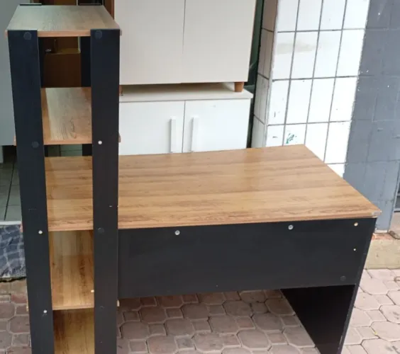 Mesa de estudos com livreiro