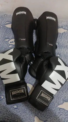 Luva de Muay Thai é caneleira 