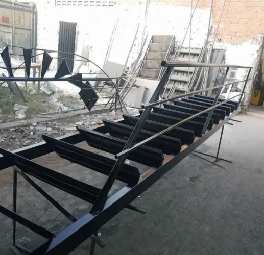 Escada reta e redonda