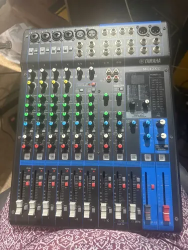 MESA DE SOM YAMAHA MG12XU 12 CANAIS COM USB E EFEITOS