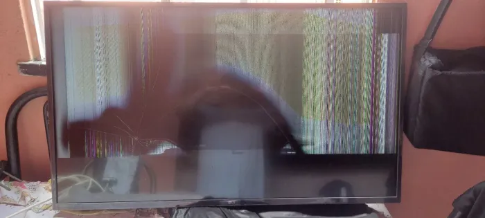 Tv lg modelo 43LM6370psb.bwzyljz (com tela trincada)