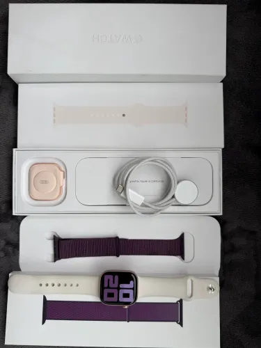 Apple Watch Series 10 42mm Rose Gold com pulseiras Plum Sport Loop e Sport Band