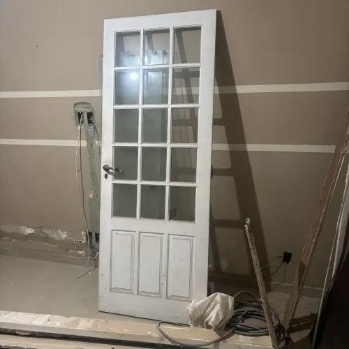 Porta de madeira e vidro branca interna esquadria