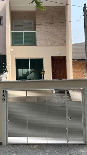 Garagem para 4 carros: sobrado de 215 m², 3 quartos e suíte para alugar no Jardim Têxtil