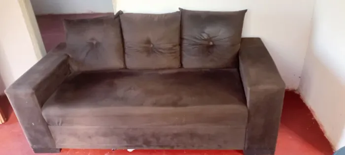Sofá de três lugares seni novo