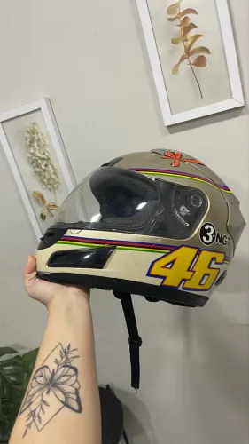 AGV K3 v46 na edição gráfica Chicken Valentino Rossi. (para colecionador)