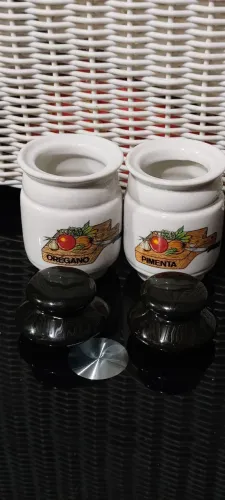 Conjunto de Porta-Temperos em Louça