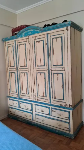 guarda-roupa grande em madeira maciça, patinado branco e detalhes em azul