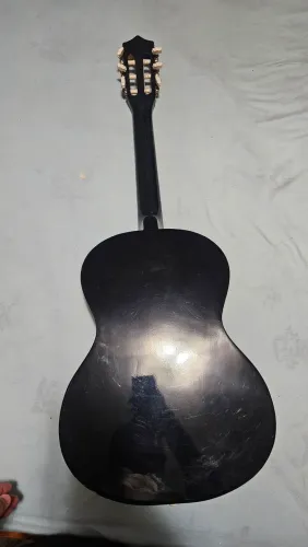 Violão pretro seminovo com cordas de nylon